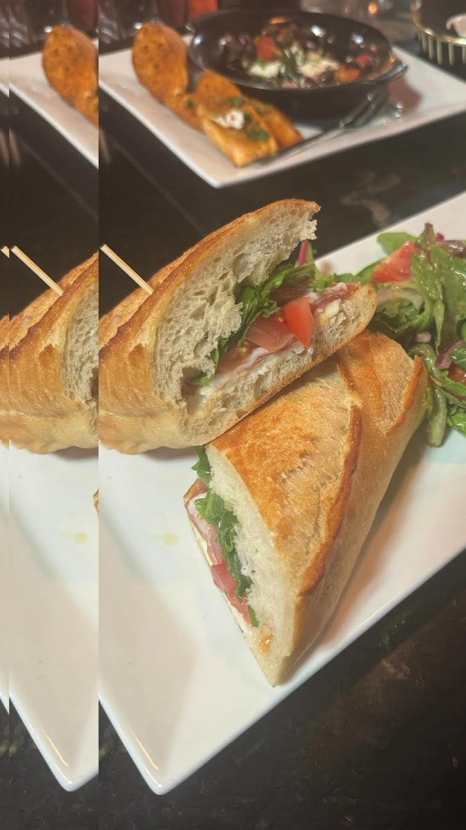 35 Bistro And Wine Bar – Photo 2