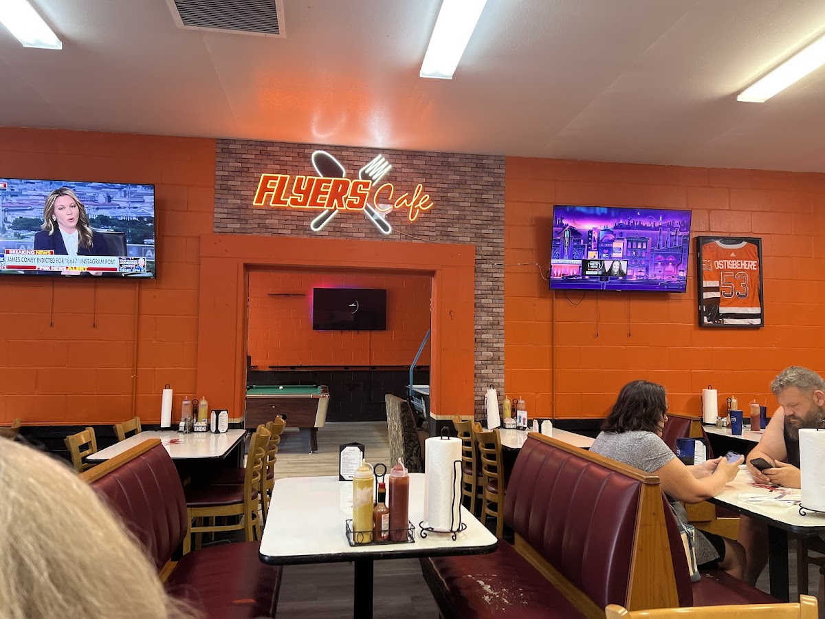 Flyers Cafe – Photo 2